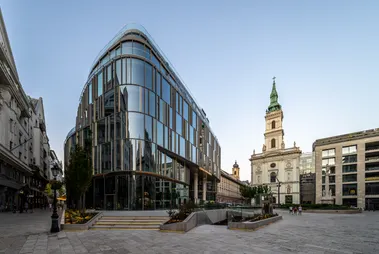 Iroda Szervita Square Building