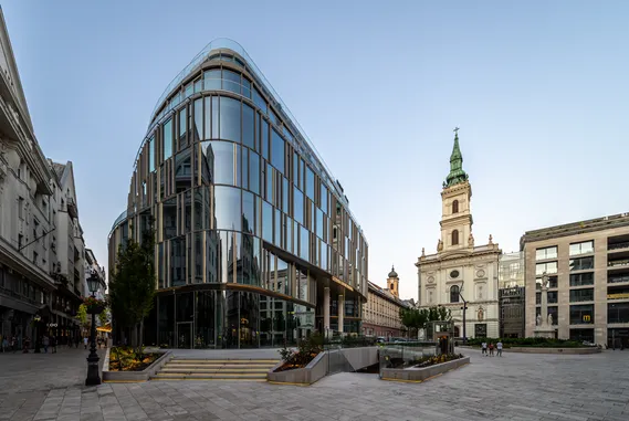 Iroda Szervita Square Building